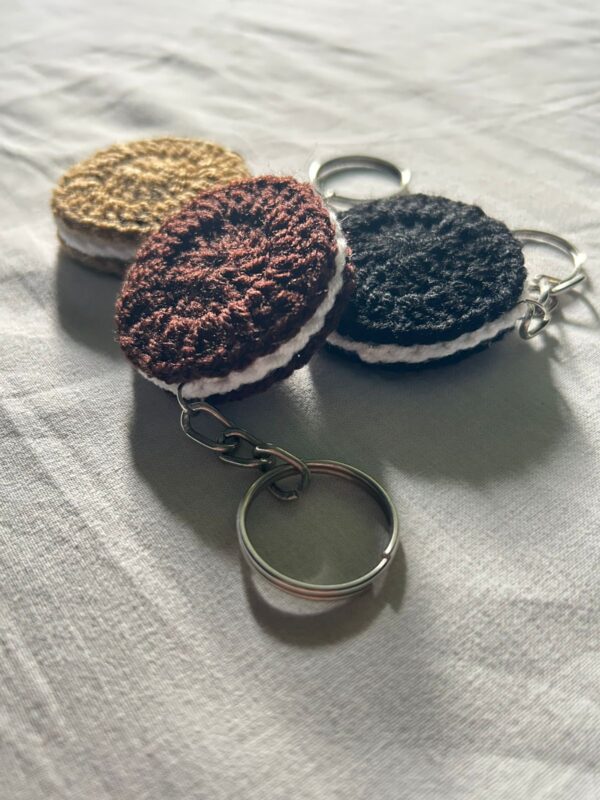 🍪 Sweet Stitch Oreo-Inspired Crochet Keychain