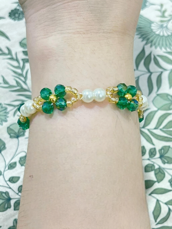🇵🇰 Independence Day Glam: Pearl & Green Beaded Bracelet