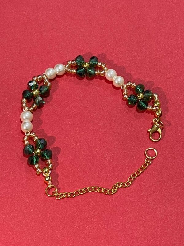 🇵🇰 Independence Day Glam: Pearl & Green Beaded Bracelet