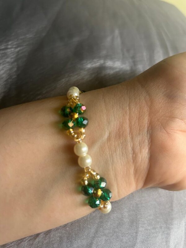 🇵🇰 Independence Day Glam: Pearl & Green Beaded Bracelet