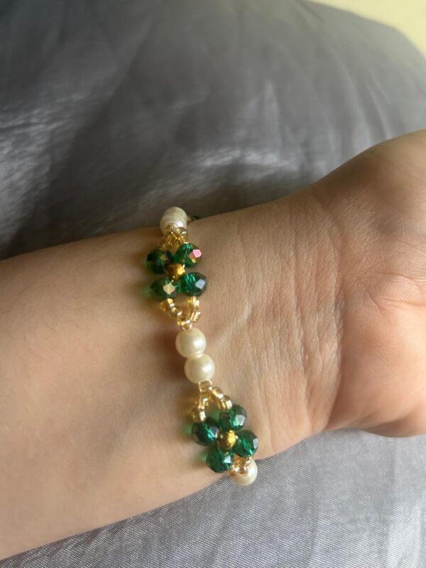 🇵🇰 Independence Day Glam: Pearl & Green Beaded Bracelet