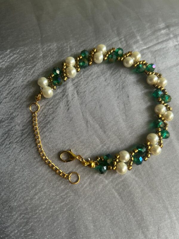 🇵🇰 Independence Day Glam: Pearl & Green Beaded Bracelet