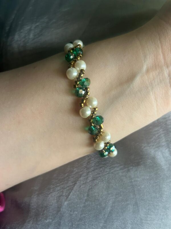 🇵🇰 Independence Day Glam: Pearl & Green Beaded Bracelet