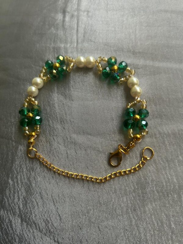 🇵🇰 Independence Day Glam: Pearl & Green Beaded Bracelet